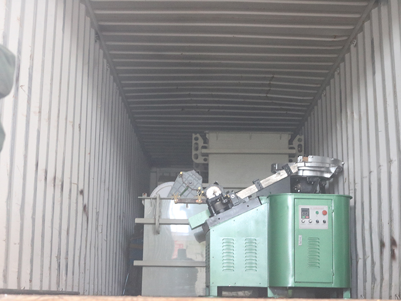 俄羅斯客戶訂購螺絲釘設(shè)備發(fā)貨