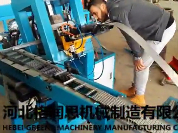 阿爾及利亞客戶來廠考察購買氣排釘生產設備碼